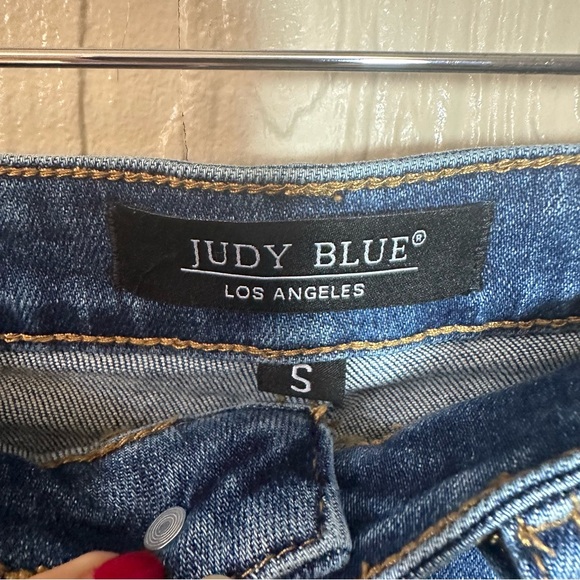 Judy Blue Daisy Patch Medium Wash Distressed Shorts Size Small - Picture 7 of 8